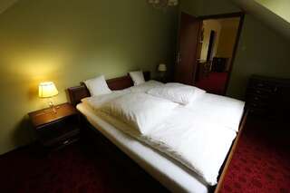 Курортные отели Malutkie Resort - Centrum Rekreacyjne Радомско Апартаменты Делюкс с кроватью размера "king-size"-4