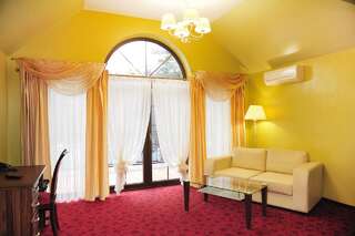 Курортные отели Malutkie Resort - Centrum Rekreacyjne Радомско Апартаменты Делюкс с кроватью размера "king-size"-1